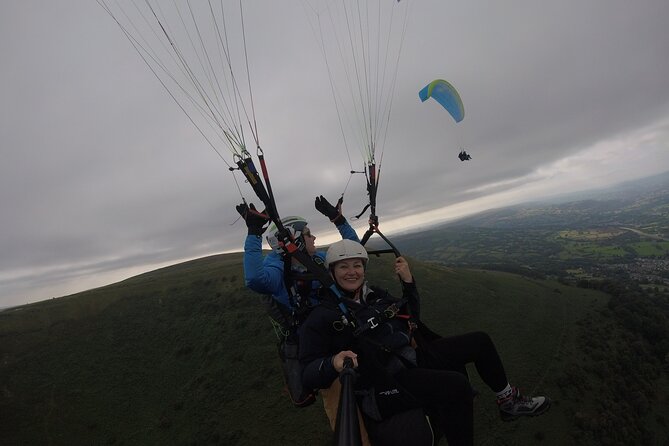 Tandem Paragliding Experience in the Brecon Beacons - What the timing and small group mean for you